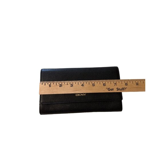 💖DKNY black leather wallet with multiple compartments and snap closure - Picture 7 of 7